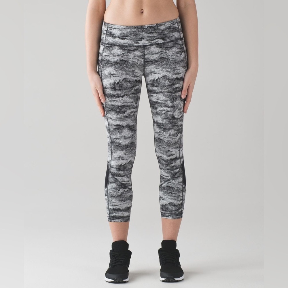 Lululemon Pace Rival Crop 22" Power Luxtreme Hazy Days Black White /‎ Black